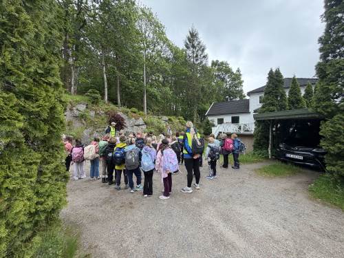 Arnfinn, nåværende huseier, forteller om Strand-vaktsteinen og butikken.